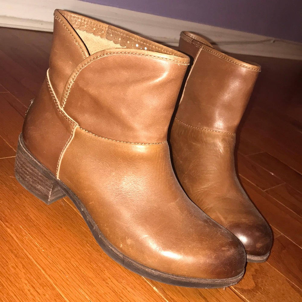 UGG- Cognac Ankle Boots
